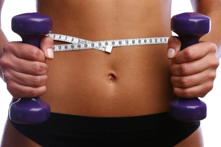 Fitness bučice u rukama fit djevojke